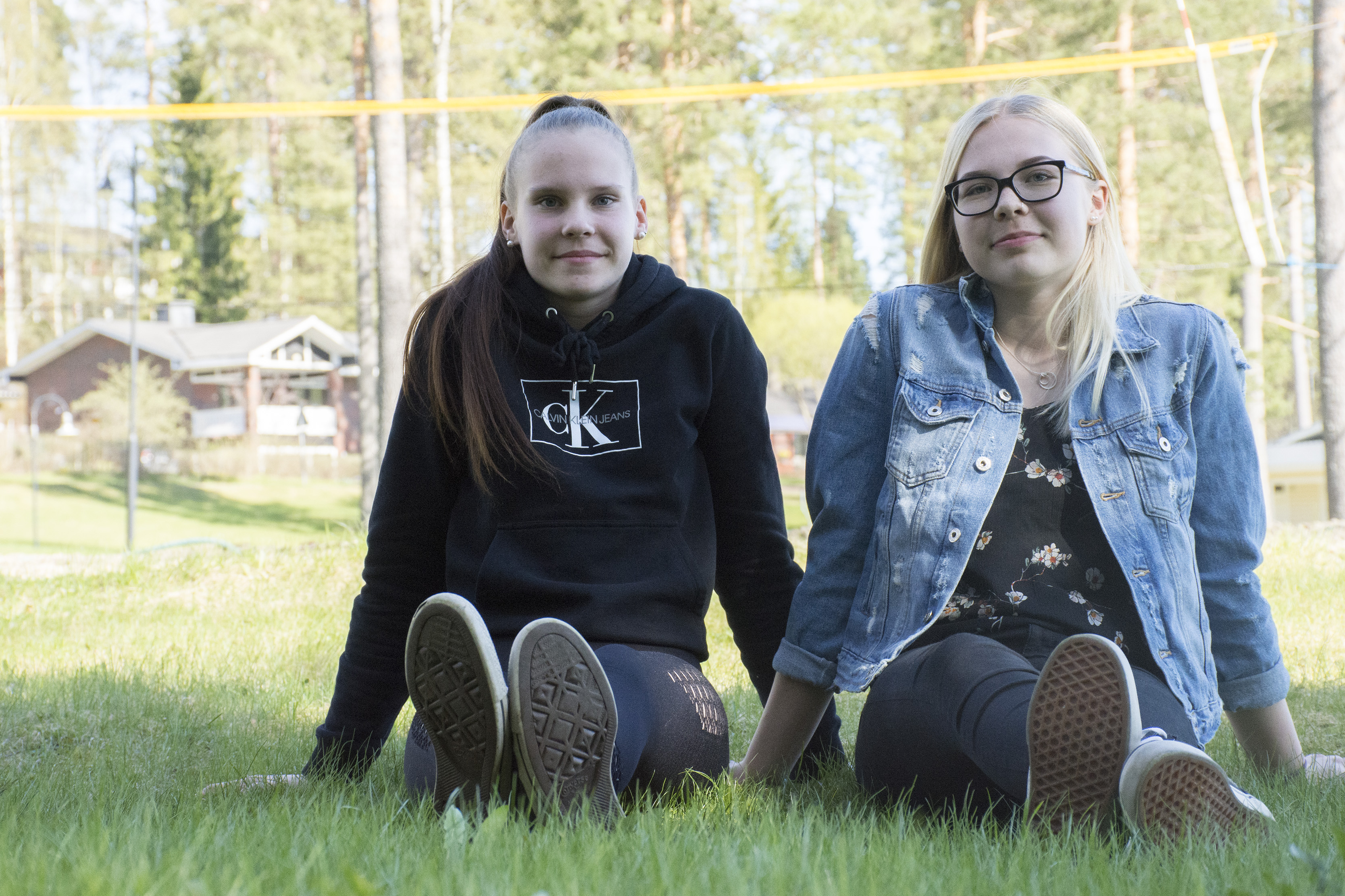 Alisa Valtanen ja Venla Voutilainen tekevät Kaiulla kesätöitä OP:n piikkiin.