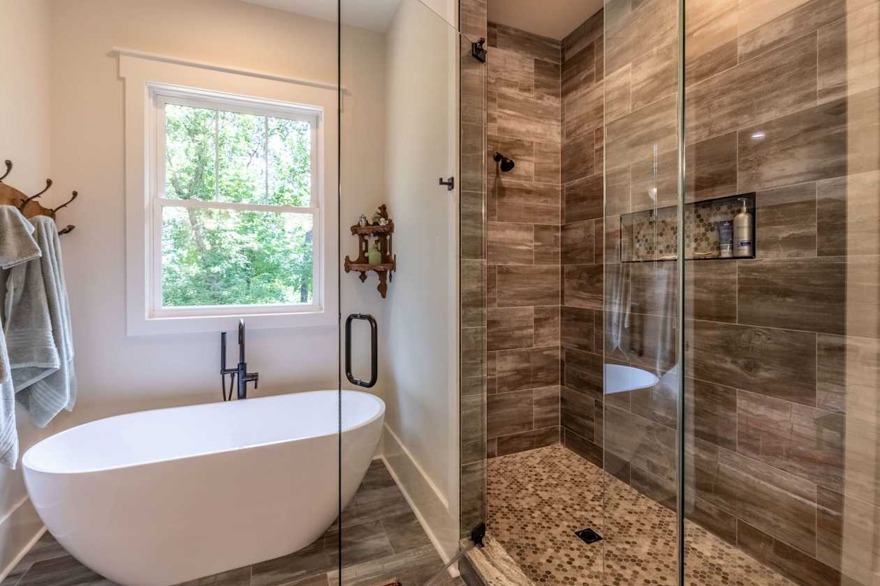 Bath in Leite Home in Asheville.