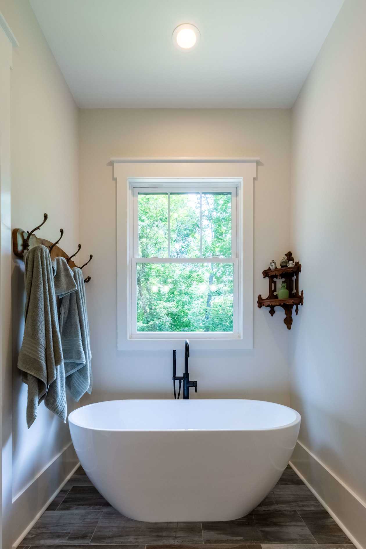 Tub in Leite Home in Asheville.