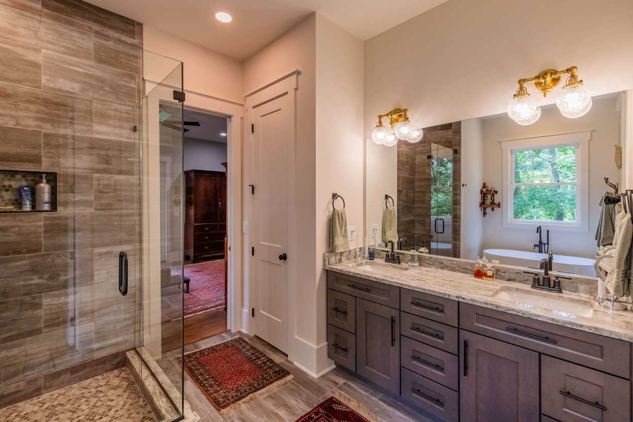 Bath in Leite Home in Asheville.
