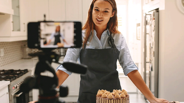 5 YouTube Banner Ideas for Your Channel Want to turn casual browsers into loyal subscribers? (Of course you do—that's YouTube!) Start with a YouTube banner that sets the stage for your content and positions you as the creator to watch.