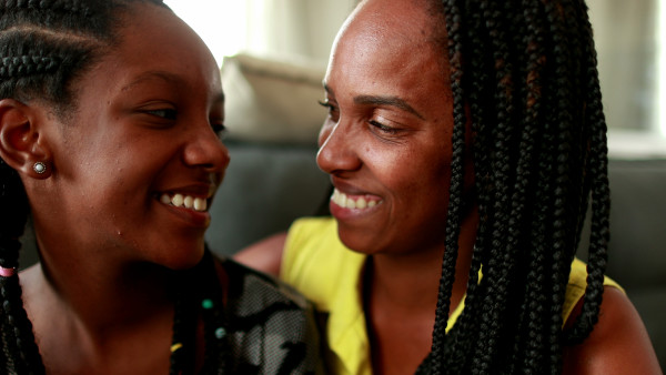 にこやかにほほ笑む母と10代の少女の娘、アフリカのポートレートの顔