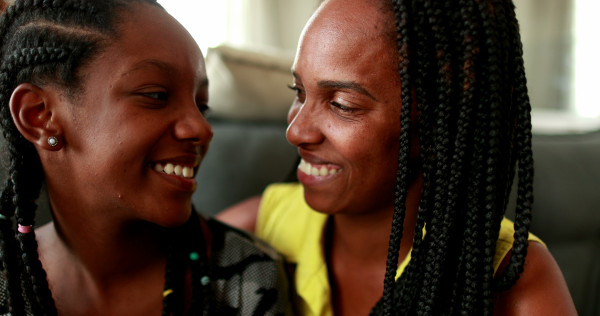 にこやかにほほ笑む母と10代の少女の娘、アフリカのポートレートの顔