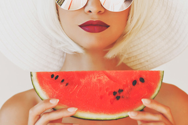 Using fashion backgrounds in ecommerce