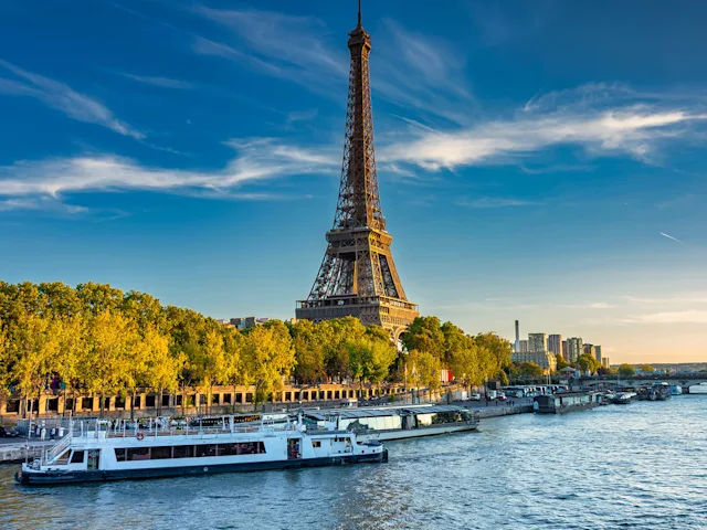 Paris-eiffel-tower-in-paris-from-river-swiper-hero-gallery