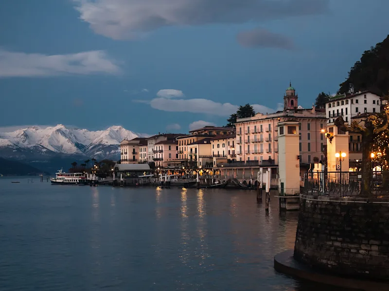 lake-como-italy-winter-christmas-tree