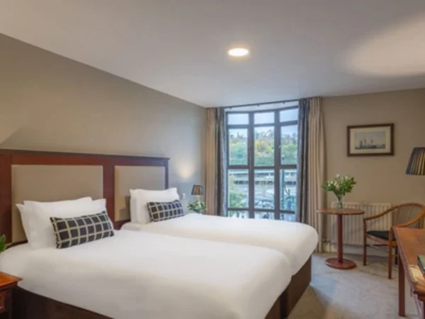 dooleys-hotel-room