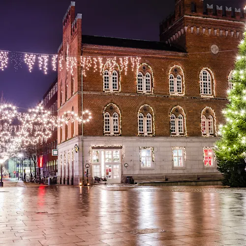 odense-christmas-lights-tree-front-town