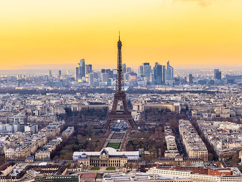 Eiffel-Tower-Paris-France-in-winter