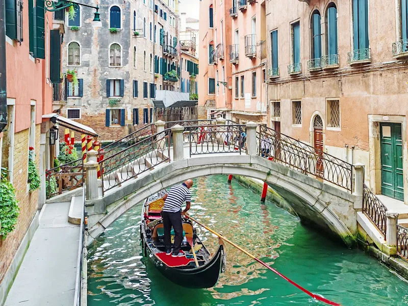 Italy-Venice-canal-gondola-bridge