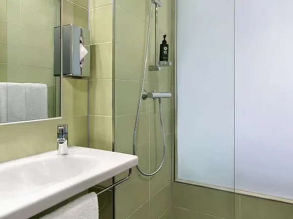 Super-8-by-Wyndham-Koblenz-bathroom