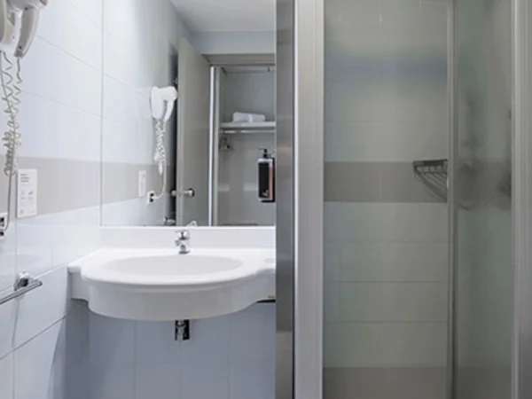 BB-hotel-bolgona-bathroom