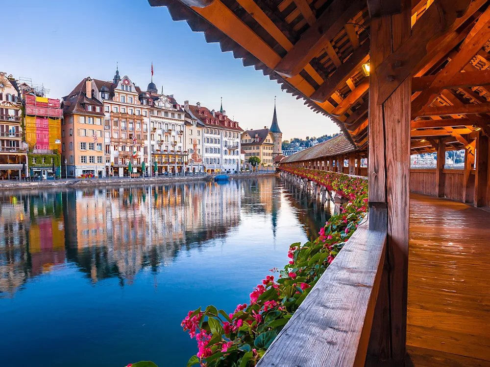 kapellbrucke-wooden-bridge-luzern-switzerland-swiper-hero-gallery