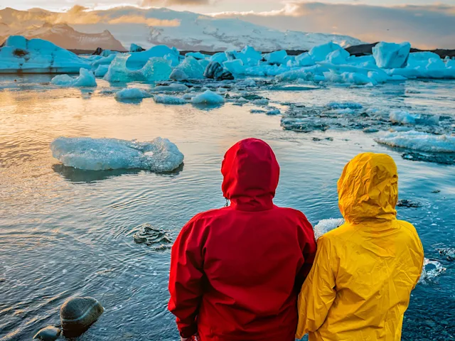 jokulsarlon-glacier-lake-couple-swiper-hero-gallery