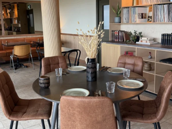hotel-hofn-breakfast-room