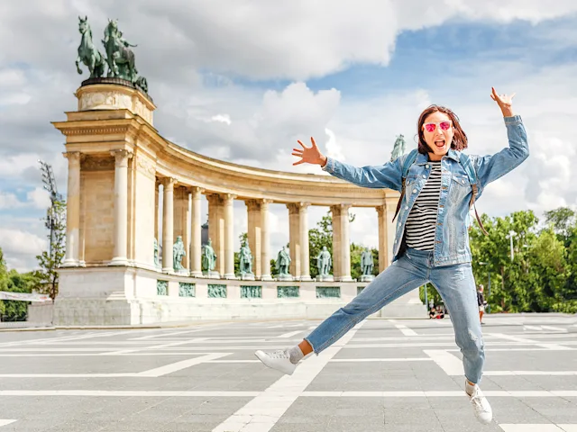Budapest-Heroes-Square-swiper-hero-gallery