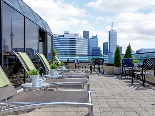 chelsea-hotel-toronto-public-deck