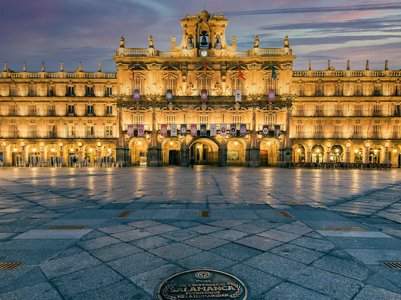 spain-salamanca-plaza-mayor-night