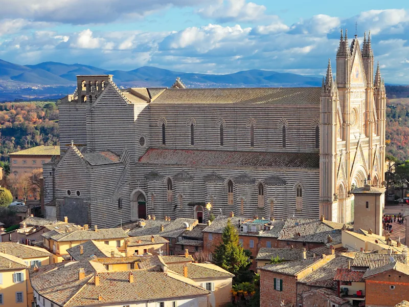 Duomo-di-Orvieto-in-Italy-aerial