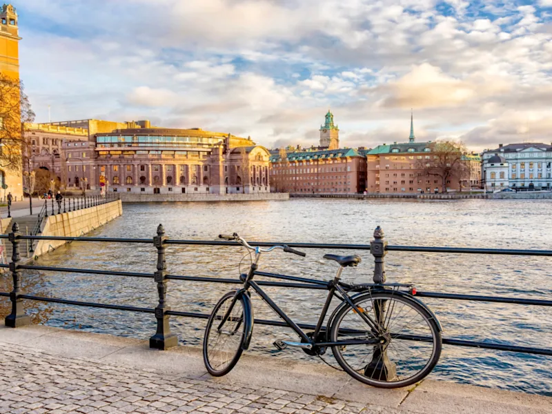 parliament-building-riksdagshuset-embankment-stockholm