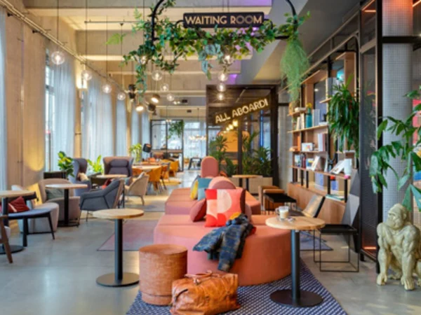 moxy-berlin-ostbahnhof-lobby