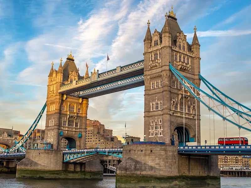 london-england-tower-bridge-bus