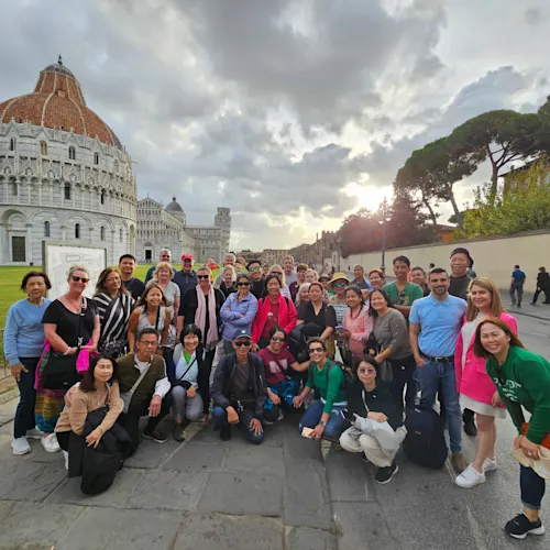 pisa-italy-group-photo-winter-instagram-_expatexplore