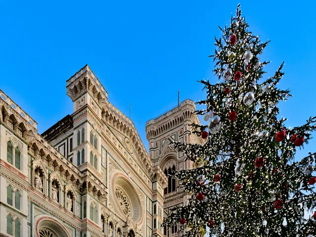 Christmas-tree-in-florence-santa-maria-del-fiore-swiper-hero-gallery