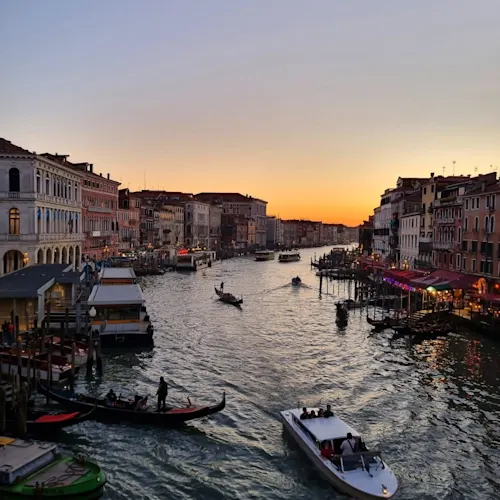 venice-italy-canal-autumn-sundown-instagram-_expatexplore