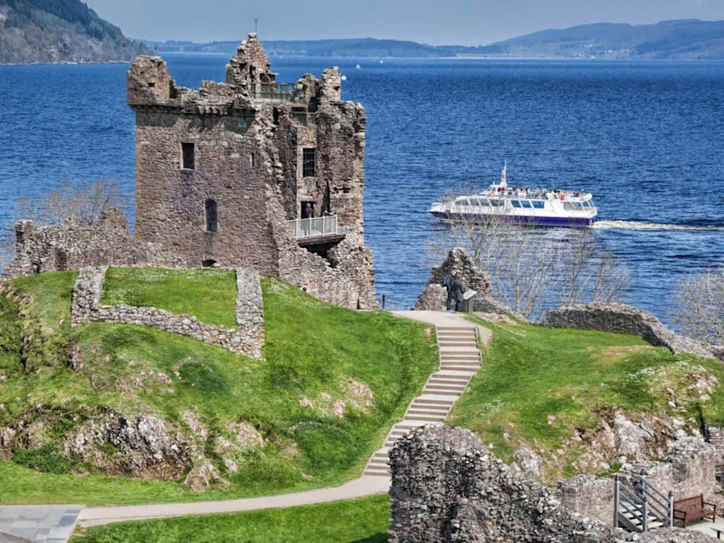 loch-ness-cruise-urquart-castle-scotland