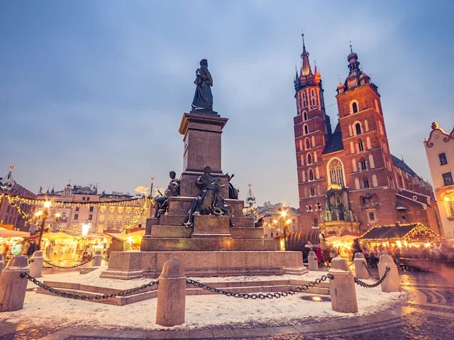 krakow-poland-christmas-market-main-square-swiper-hero-gallery
