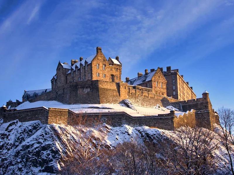 Edinburgh-castle-dusted-with-snow-scotland-guided-tour