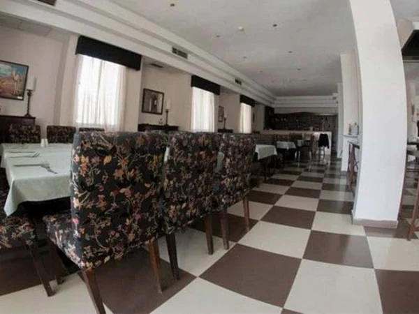 la-maison-hotel-dining