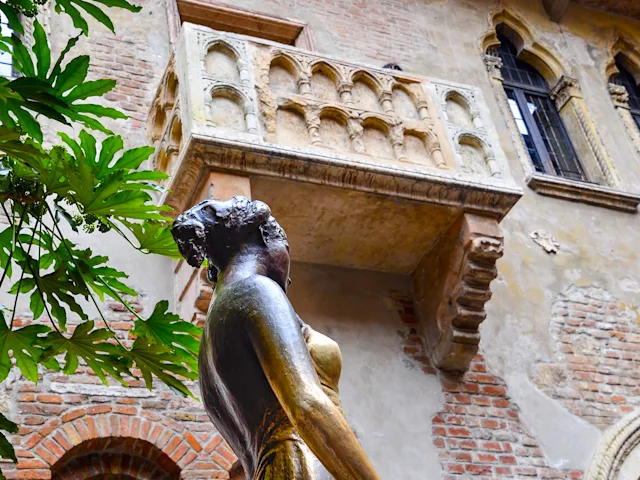 romeo-juliet-balcony-statue-verona-italy-swiper-hero-gallery