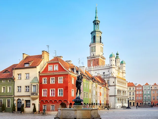Old-Market-Square-in-Poznan-winter-swiper-hero-gallery