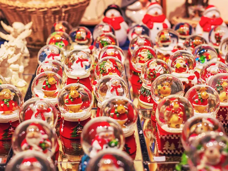hamburg-christmas-market-stall-traditional-souvenirs