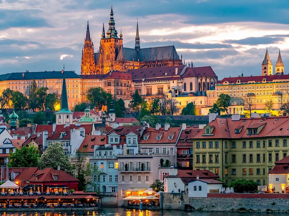 prague-castle-st-vitus-cathedral-lesser-town-sunset-czech-republic-swiper-hero-gallery