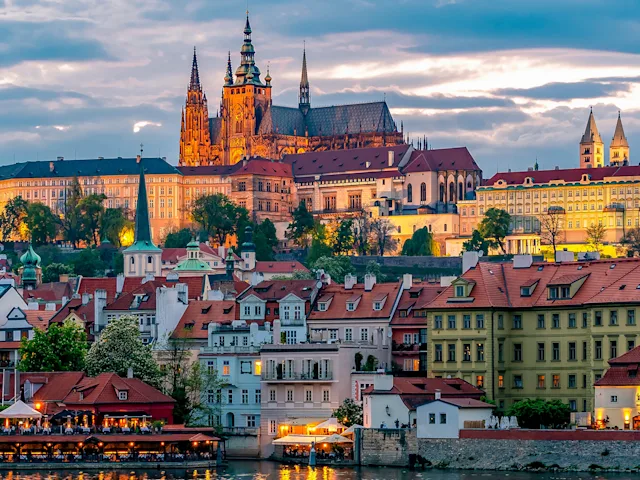 prague-castle-st-vitus-cathedral-lesser-town-sunset-czech-republic-swiper-hero-gallery