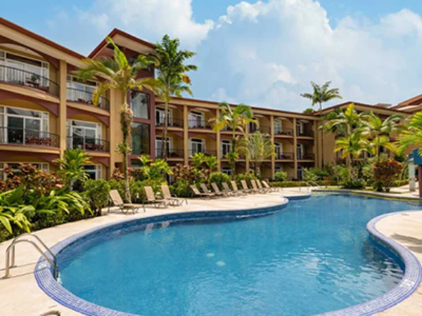 hotel-magic-mountain-pool-area