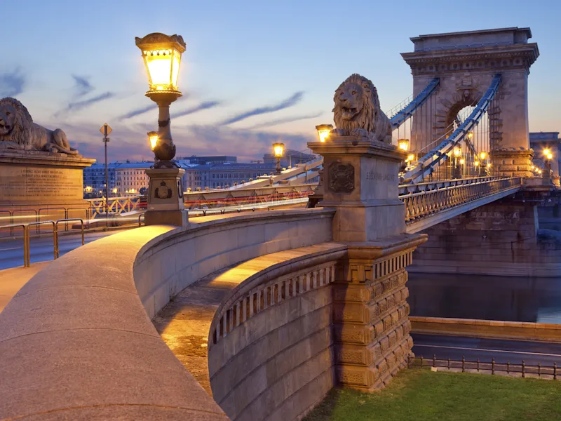 Chain-Bridge-Budapest-Image-of-Chain-Bridge-in-Budapest-during-sunrise