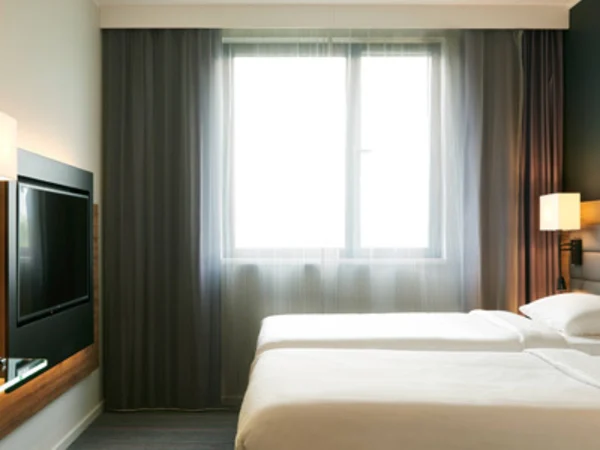 moxy-edinburgh-airport-room