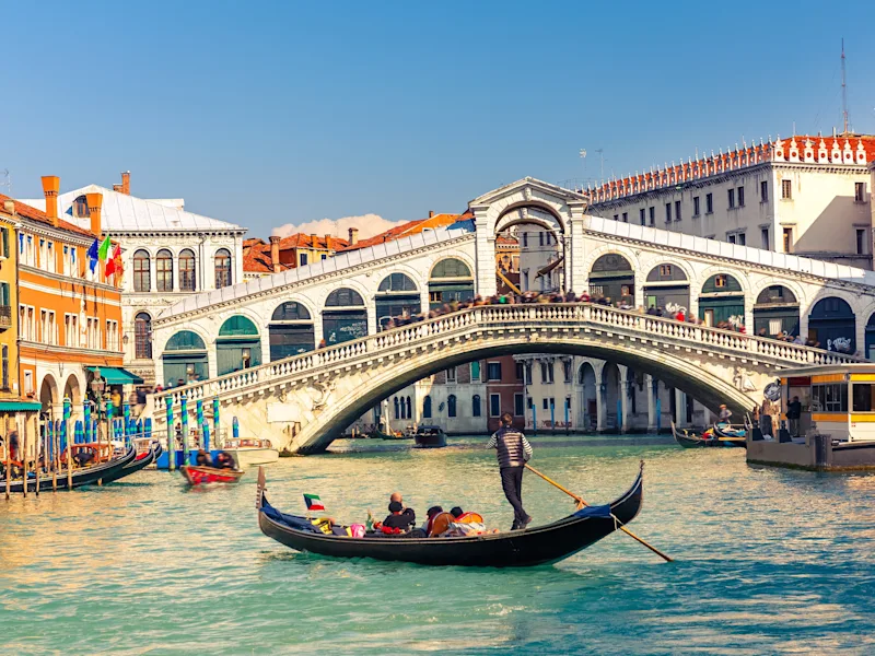 Venice-italy-rialto-bridge-gondola