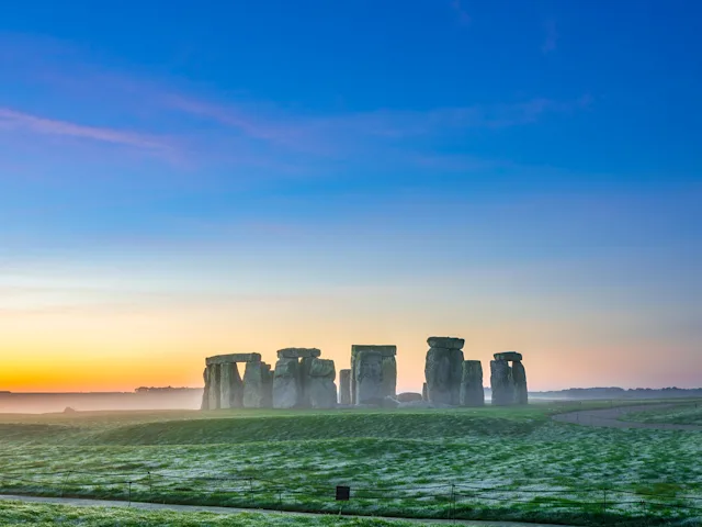 stonehenge-winter-sun-england-uk-swiper-hero-gallery
