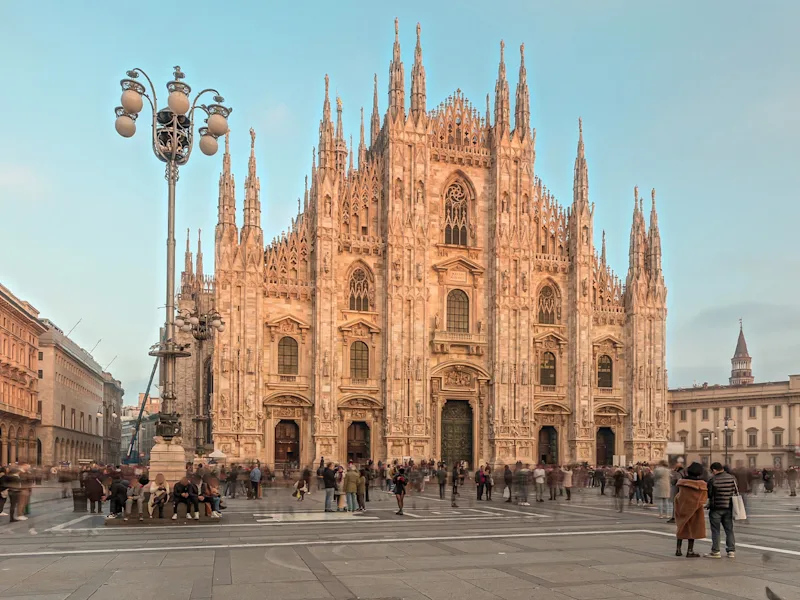Milan-Duomo-in-sunshine-Italy