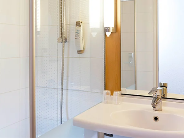 ibis-Paris-La-Défense-Esplanade-bathroom