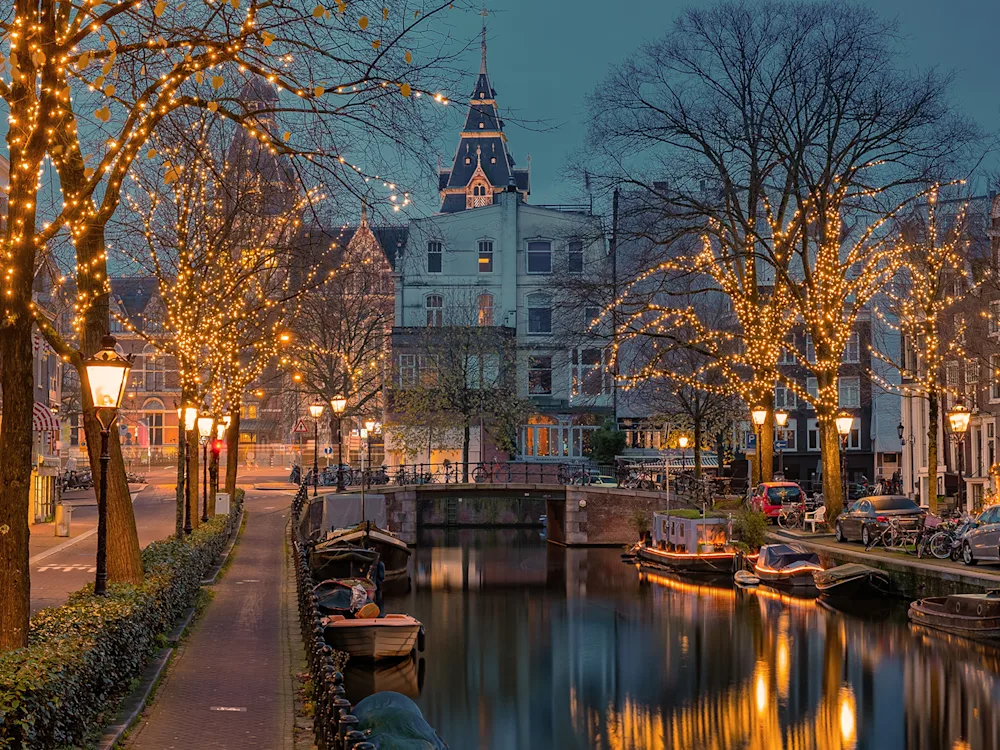 amsterdam-netherlands-canals-christmas-lights-boats-swiper-hero-gallery