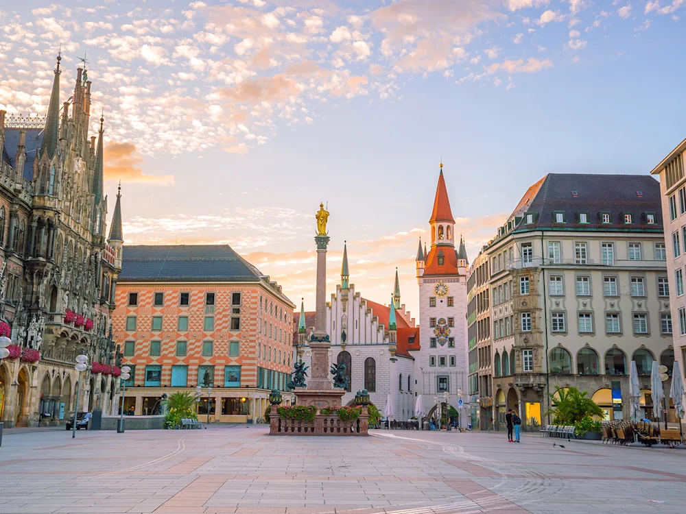 old-town-hall-marienplatz-square-munich-germany-swiper-hero-gallery