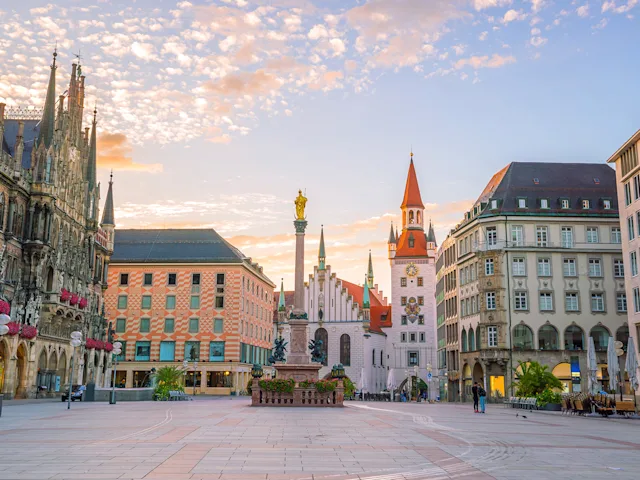old-town-hall-marienplatz-square-munich-germany-swiper-hero-gallery