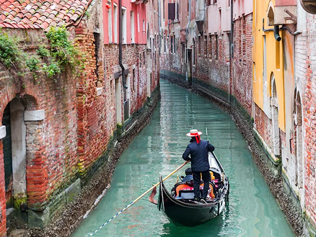 Venice-canal-Italy-swiper-hero-gallery