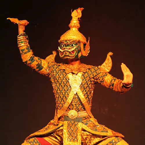 Man-with-mask-posing-in-a-typical-Cambodian-dance-in-Phnom-Penh-Cambodia-_expatexplore